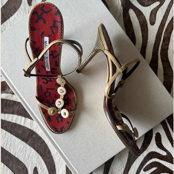 Manolo Blahnik Shell button sandals - Picture 2 of 6